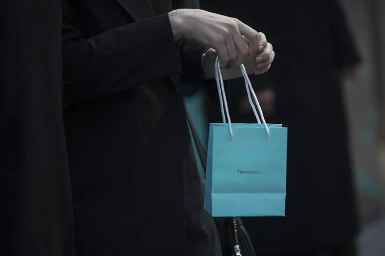 “Tras los recientes rumores del mercado, el grupo LVMH confirma que ha iniciado conversaciones preliminares sobre una posible operación con Tiffany”, indicó LVMH en un comunicado. (Foto: Bloomberg)