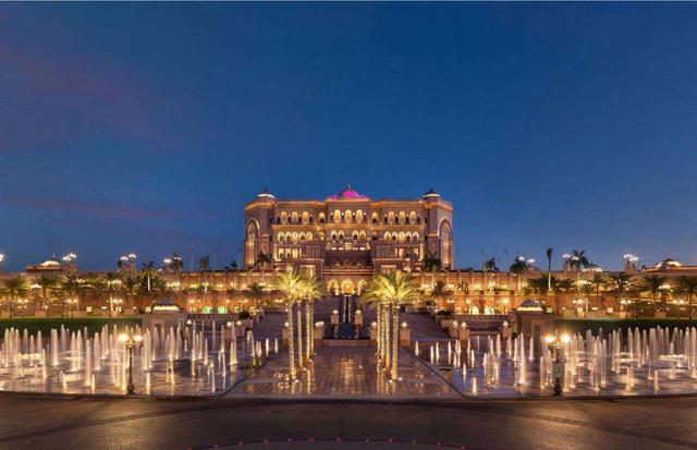 FOTO 23 | EMIRATES PALACE, ABU DABI: 3.8 MIL MILLONES DE DÓLARES.
Un hotel y no una residencia real, el Emirates Palace ubicado en Dubái es tan majestuoso como parece. Terminado en 2005 a un costo de 3 mil millones (£2.2 mil millones), el hotel operado por Kempinski tiene un total de 394 residencias, sin mencionar dos spas, un salón de baile enorme, y decenas de tiendas y restaurantes.