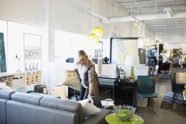 FOTO 10  | 10. Decoración de interiores.  El mundo de los decoradores de interiores online es relativamente nuevo, y compañías como Modsy, Havenly, Decorist y Laurel & Wolf son parte de esta creciente tendencia de servicios de decoración de interiores que ofrecen paquetes a buen precio y le dan trabajo a freelancers estables que hacen match con los clientes.

Tara Smith es una decoradora de interiores freelance con Modsy, y dice que empezó su carrera en una compañía de yates en 2007 y fue trabajando hasta conseguir ser la decoradora principal de un complejo de residencias en una compañía de diseño.

En 2014 regresó a la escuela para obtener su título como decoradora de interiores en el Instituto de Arte de Seattle y ahí fue cuando se interesó por la parte tecnológica del diseño. Su enfoque en renders 3D y sus documentos de diseño técnico le permitieron la flexibilidad de embarcarse en una carrera como diseñadora freelance desde septiembre de 2016. No sólo trabaja desde casa como decoradora, sino desde donde esté.

Para los interesados en unirse a este red de decoradores de interiores freelance, cualquiera con un título de diseño (decoración de interiores, historia del arte, diseño gráfico, arquitectura, etc.) puede ser bueno para este trabajo. Por lo general, los estilistas de Modsy se comprometen a trabajar entre 20 y 40 horas a la semana en 20 o 30 proyectos. También puedes buscar mercados laborales en Upwork, Fiverr y Freelancer. También puedes registrarte como diseñador en Houzz para encontrar a alguien que esté buscándote cerca de tu casa. (Foto: Getty)