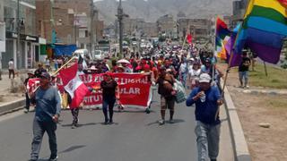 Protestantes recorren la Av. Túpac Amaru para llegar al Centro de Lima a protestar