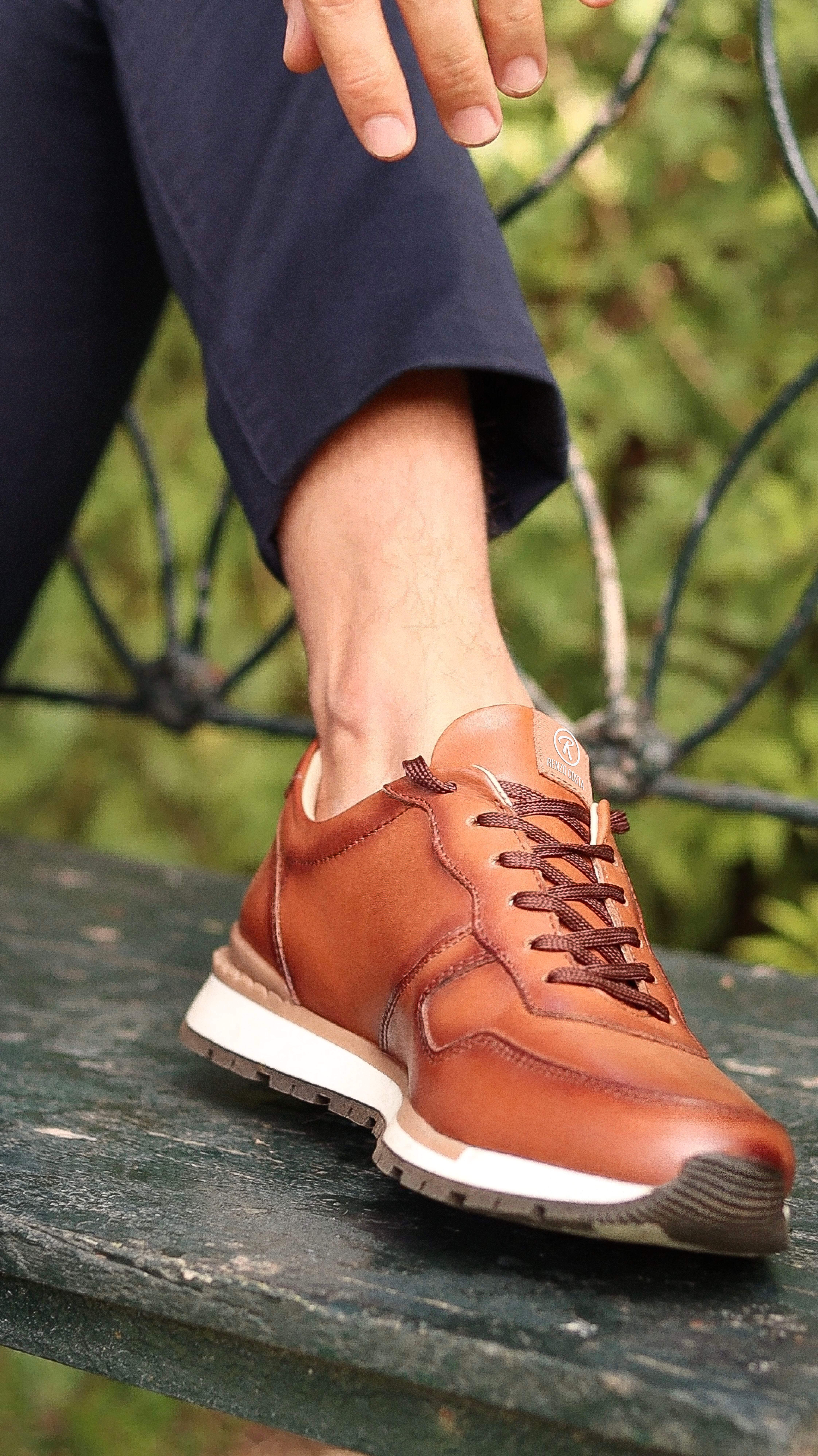Un calzado hibrido, es un calzado de vestir y sport a la vez que incluye pequeñas perforaciones como el pespunteado doble a lo largo de la puntera. Foto: Difusión