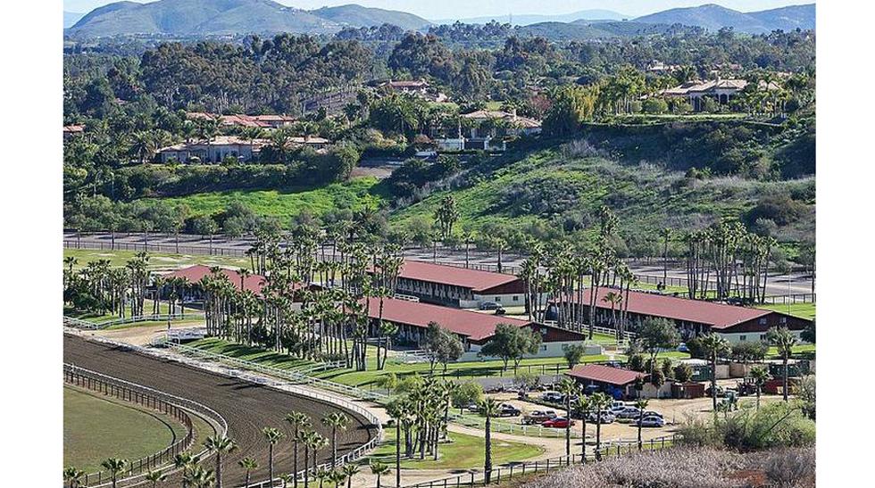FINCA RANCHO SANTA FE, CALIFORNIA, PROPIEDAD DE BILL GATES. Cuando Bill Gates, ex CEO de Microsoft, no habita su casa de 4,700 m2 con vista al lago Washington, se muda a su Rancho Santa Fe, en California, una vivienda ecuestre de casi 810,000 m2. La vivie