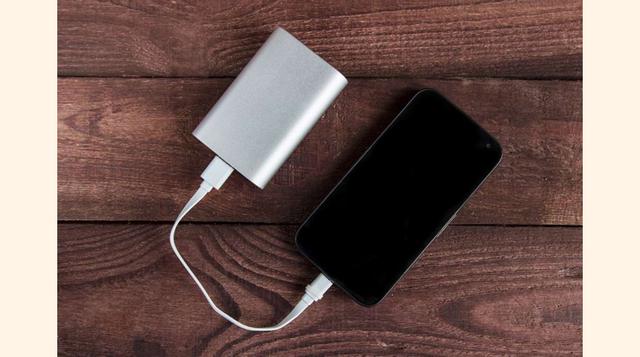 FOTO 14 | Planifica un día sin cargadores, sabemos que resulta difícil desconectarse por completo, pero el hecho de saber que la batería de tu teléfono está por agotarse puede ser de ayuda para limitar el tiempo que pasas revisando las redes sociales en este. El día que quieras dedicarles más tiempo a tus amigos reales, prueba dejar las baterías de repuesto o el cargador en casa a fin de evitar la tentación de conectarte en todo momento.