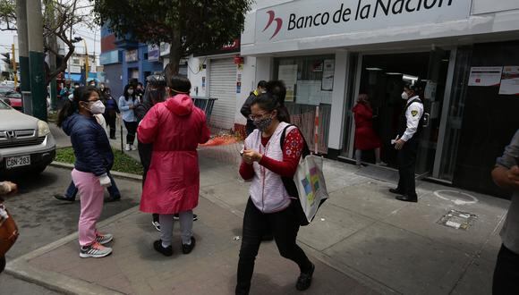 Hay un mejor comportamiento de beneficiarios del bono de 760 soles en agencias del Banco de la Nación, según funcionaria de la entidad financiera.  (Foto: Fernando Sangama / GEC)