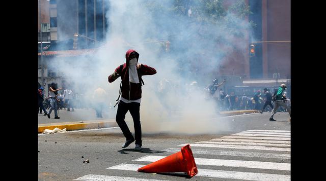 Simpatizantes de la oposición se enfrentaron el martes con palos y piedras a las fuerzas de seguridad de Venezuela, luego de que contingentes antimotines bloquearon con gases lacrimógenos una marcha en Caracas contra el gobierno de Nicolás Maduro.
