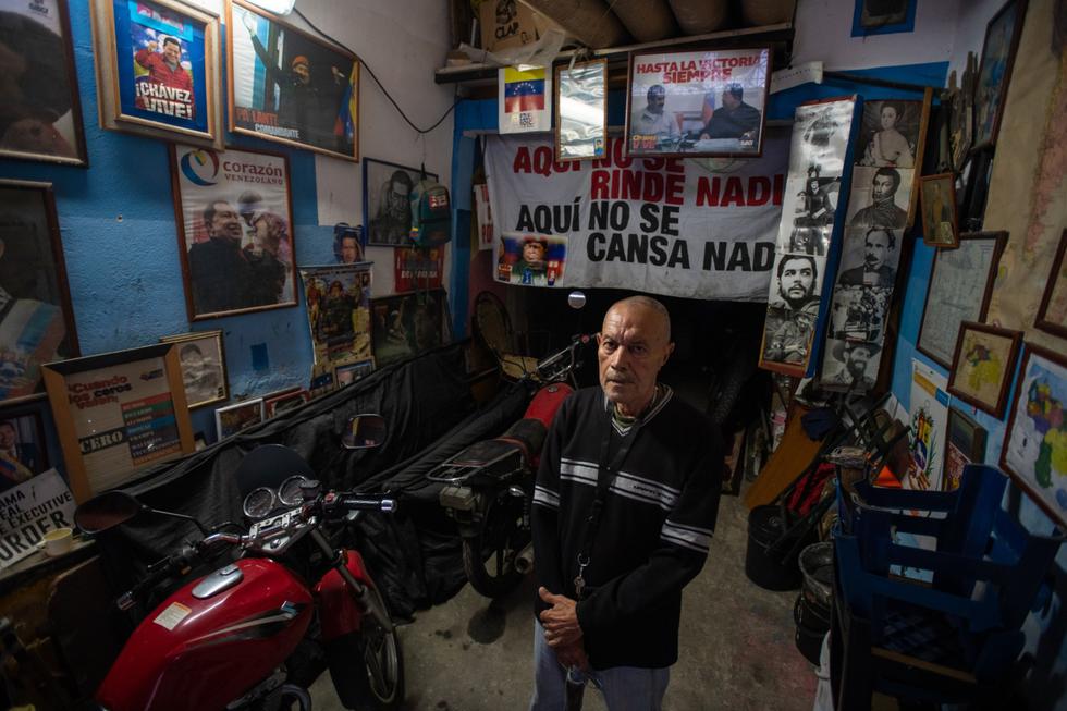 Luis Meza, un jubilado, en su casa donde colecciona carteles viejos de Chávez. Fotógrafo: Gaby Oraa/Bloomberg