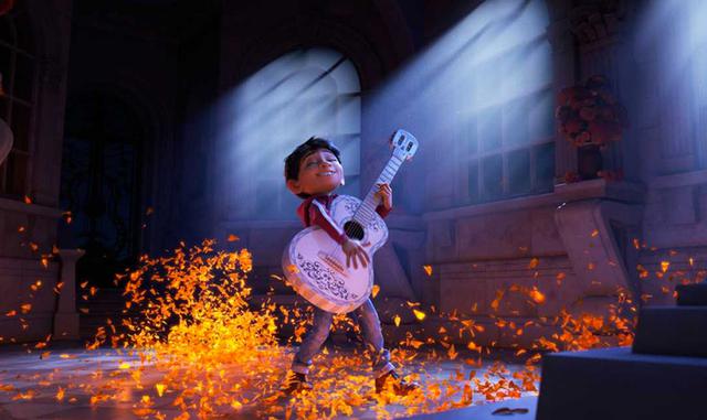 "Coco", dirigida por Lee Unkrich y codirigida por Adrián Molina, se basa en las tradiciones que rodean el festivo del Día de Muertos en México y se centra en un niño de 12 años que sueña con convertirse en músico y explorar la historia de su familia en la Tierra de los Muertos.