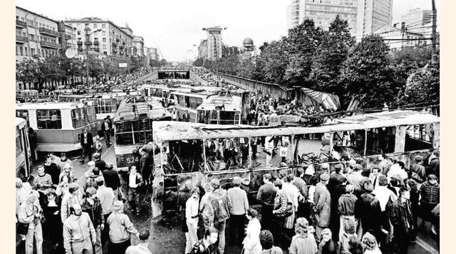 Ciudadanos esperan delante de una barricada hecha con tranvías en Moscú, en el escenario donde la noche anterior se habían producido enfrentamientos entre partidarios y opositores del golpe, el 21 de agosto de 1991.(foto:Alexander Nemenov).