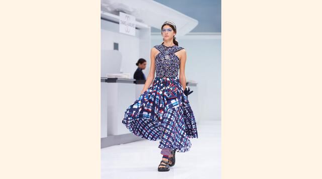 Algunas modelos lucían faldas amplias por encima de pantalones de tweed, de algodón texturizado o de denim. (Foto: chanel)