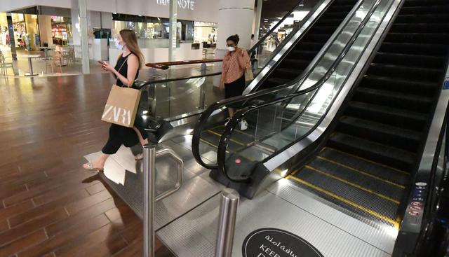 Dubail Mall es una de las principales atracciones de este emirato pobre en petróleo, que construyó su riqueza y su reputación mundial sobre proyectos faraónicos y una economía diversificada: desde el turismo al transporte internacional, pasando por las finanzas y el sector inmobiliario. (Karim SAHIB / AFP).