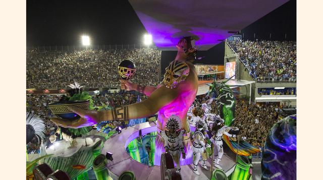 Un bailarín de la escuela de samba Mangueira choca contra la torre de los medios de comunicación. (Foto: AP)