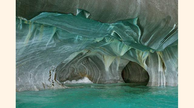 Catedrales de mármol (Lago General Carrera, Chile). Esta "catedral" cuenta con formaciones cavernosas creadas en el lago General Carrera por la continua acción del oleaje en la piedra caliza.