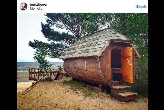 FOTO 9 | Camping Melnsils, cabo Kolka (Letonia). Dormir en barriles hechos de abeto es muy bonito en el camping Melnsils, a 10 km del Cabo Kolka. Se puede pasar la noche en un barril acogedor, cerca del mar Báltico y rodeados por bosques de pinos y playas vírgenes. Una única ventana frente al golfo de Riga en la que respirar naturaleza y desconectar en tranquilidad.