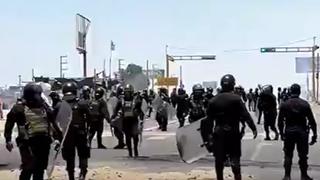 Policías se enfrentan a protestantes para desbloquear kilómetro 290 de la Panamericana Sur