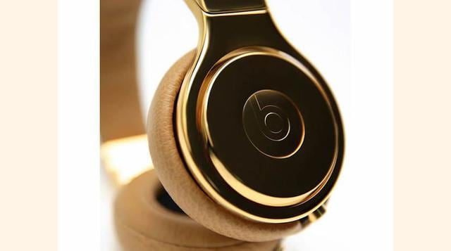Estos no son sus audífonos regulares;  los miembros del equipo ganador de la Copa Mundial obtendrán audífonos Beats Pro únicos, bañados en oro de 24 quilates. (Foto: Mega Ricos)