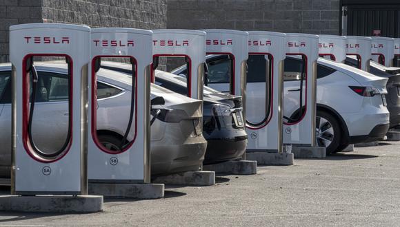 Vehículos Tesla en estaciones de carga en un concesionario en Rocklin, California, EE. UU., el viernes 21 de enero de 2022.