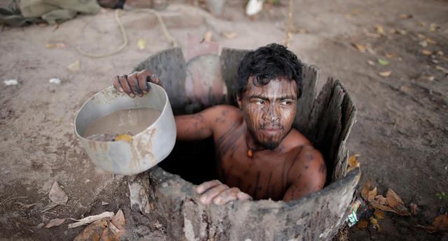 FOTO 2 | Un "guardián de la selva" Guajajara extrae agua de un pozo en un campamento de madereros. (Foto: Reuters)