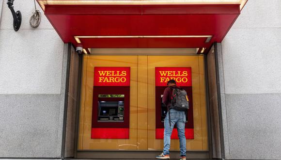Un cliente utiliza un cajero automático (ATM) en una sucursal del banco Wells Fargo en San Francisco, California, EE.UU., el lunes 12 de julio de 2021.