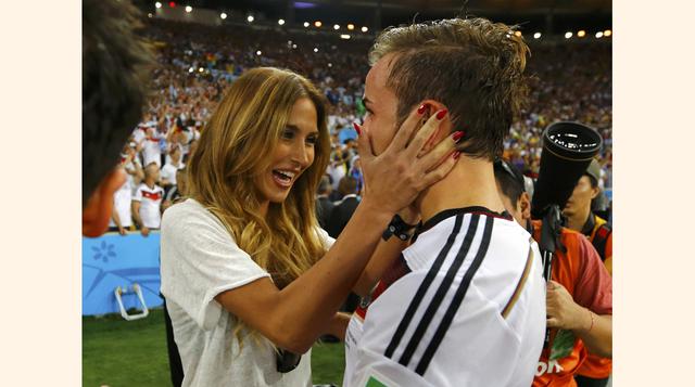 Alemán Mario Goetze abraza a su novia Ann-Kathrin Brommel. (Foto: Reuters)