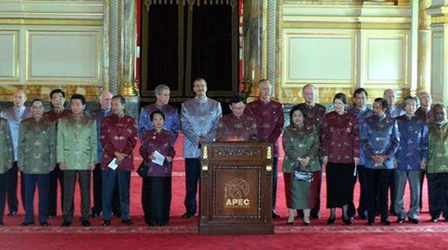 En el 2003, el anfitrión Tailandia impuso las camisas de seda bordada en plata, muy similar a las de dos años antes en China (ver más adelante).