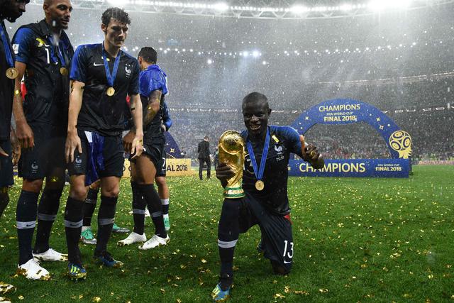 FOTO 7 | N'Golo Kanté tiene origen maliense y se desempeña en la posición de mediocampista. Sus ingresos anuales suman 7.9 millones de euros. (Foto: AFP)