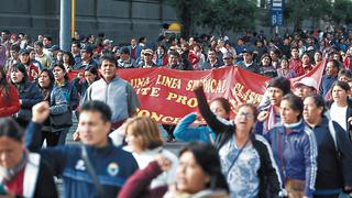 Al paro de transportes de carga pesada se suman los maestros del Sutep