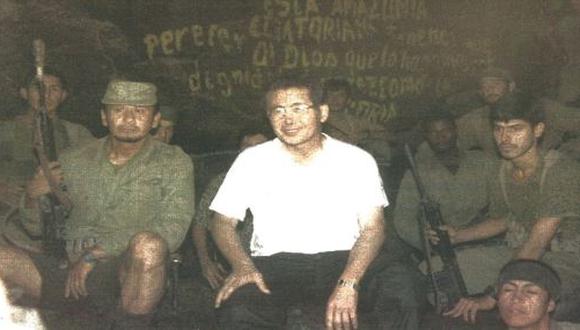 Presidente Alberto Fujimori rodeado de soldados peruanos en Cueva de los Tayos, recuperada a las fuerzas ecuatorianas. (foto Carlos Castillo).