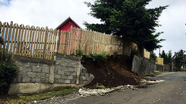 En la ciudad de Castro, se registraron daños menores en la infraestructura, como la caída de este muro. Foto: Agencia
