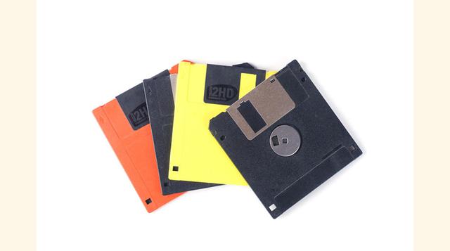 5. Disquete: Hasta hace un par de décadas, los disquetes seguían usándose en los institutos y oficinas como método para intercambiar archivos y documentos. La llegada del CD y después del USB ha hecho que este sistema de almacenamiento haya desaparecido p