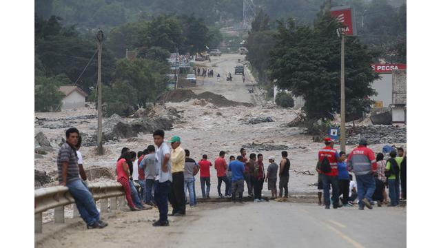 Familias esperan el pase en la carretera central. (Foto:Andina)