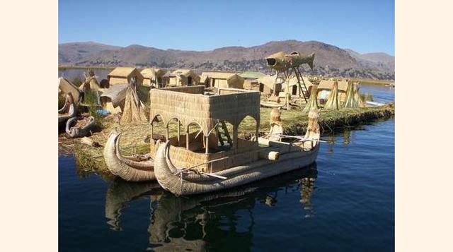 LAS ISLAS FLOTANTES DEL LAGO TITICACA. Fueron construidas por la tribu de los Uros para escapar de los Incas, actualmente están habitadas por los Amayras. Más que islas, en realidad son balsas de 80 cm de grueso, mantenidas por estacas de madera de eucali