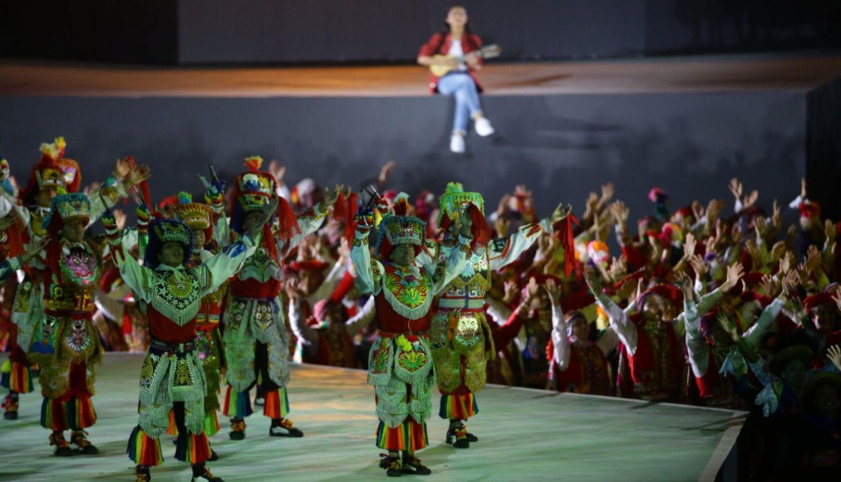Decenas de personas participaron en las diferentes danzas típicas del Perú. (Jesús Saucedo/GEC)