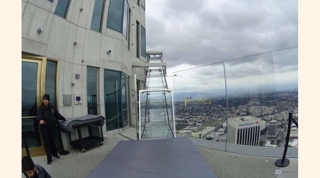 FOTO 3 | OUE Skyspace LA, en California, en lugar de tener una simple plataforma, tiene un tobogán de vidrio acoplado a la fachada del edificio. El tobogán, el cual se abrió en 2016, dirige a los visitantes desde el 70.º piso hacia el 69.º, a 304 metros por encima de la ciudad. Si no tienes tiempo para admirar la vista durante el descenso, también tienes la posibilidad de visitar el observatorio.