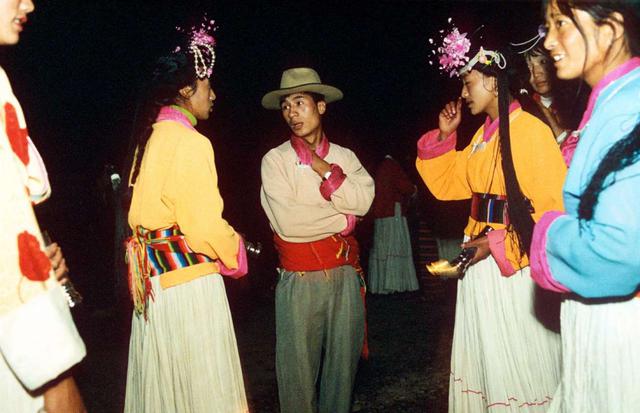 FOTO 8 | El poder de iluminación de las mujeres, en la actualidad, las mujeres usan antorchas o, adaptándose a los tiempos que corren, linternas para designar la pareja que escogen. Una vez que han encendido la luz del amor, al afortunado escogido tan solo le resta esperar hasta que caiga la noche para escabullirse en la habitación de su amada. ¿Esto no es acaso sumamente romántico, al estilo Romeo y Julieta?