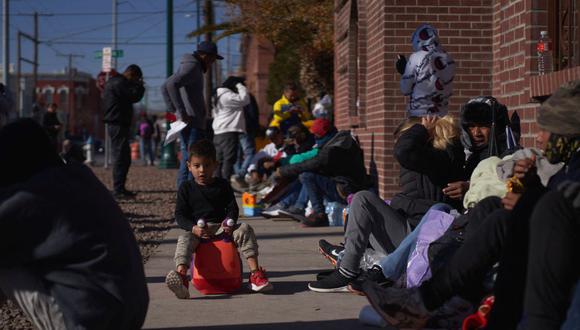 Migrantes obligados a pasar días y noches en la calle debido al hacinamiento en los refugios en El Paso, Texas, el 21 de diciembre de 2022. (Foto de Allison Dinner / AFP)