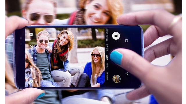 El  smartphone viene integrado con cámaras de 13 y 8 megapixeles, permiten un enfoque automático ultrarrápido (de 0.1 a 0.3 segundos), así como flash frontal que logra fotos de calidad profesional y “selfies” únicas, de igual forma cuenta con slow motion,