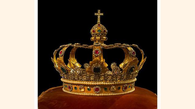 Maximiliano I de Baviera. Baviera se convirtió en un reinado en 1806 y Maximiliano, como su primer rey, encargó un conjunto de joyas de la realeza para conmemorarlo. La corona del rey está adornada con diamantes, zafiros, rubíes, esmeraldas y perlas y se 