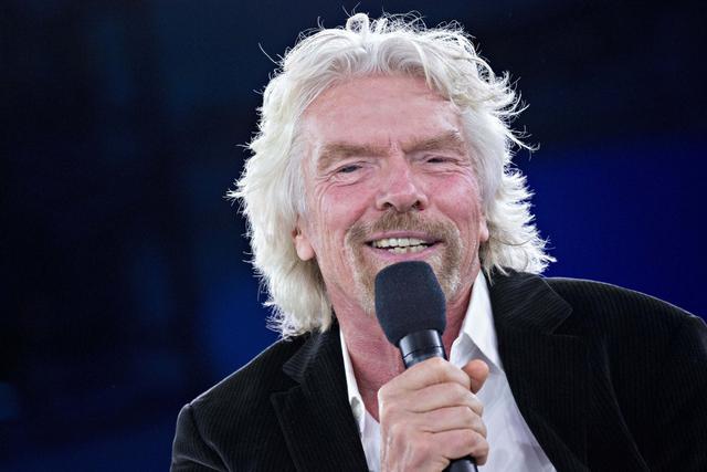 FOTO 6 | 5. Richard Branson el fundador de Virgin Group, es uno de los hombres más ricos del Reino Unido. La energía que tiene este empresario no tiene precedentes. Está involucrado en casi todo, desde su sello disquero hasta el transporte aéreo. Incluso en vuelos espaciales.
También promueve causas ambientales, así como la resolución pacífica de conflictos globales. Financia la organización llamada The Elders, que compone un grupo de hombres reunidos por Nelson Mandela en el 2007 con el objetivo de promover la paz y los derechos humanos.