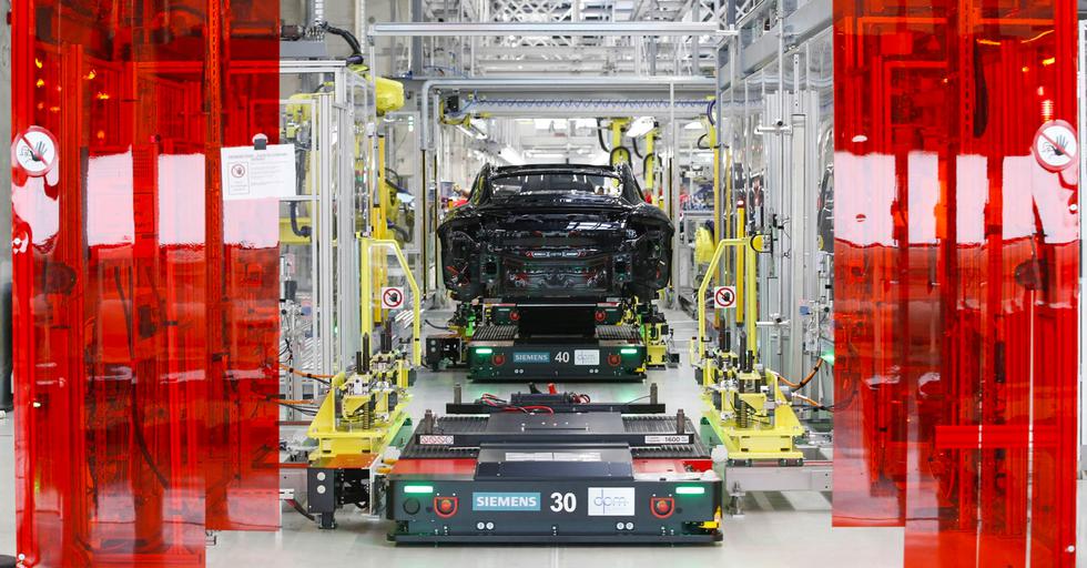 FOTO 5 | A favor del medio ambiente
Un Taycan sobre una plataforma frente a un monitor. Dado que no genera emisiones, es natural que el automóvil se produzca sin emisiones de carbono en el nuevo sitio, que utiliza electricidad natural y biogás para generar calor dentro de los edificios. La compañía también utiliza vehículos eléctricos para ayudar con la fabricación, y la fábrica tiene un techo ecológico de follaje y vegetación vivos. Fotógrafo: Michaela Handrek-Rehle / Bloomberg