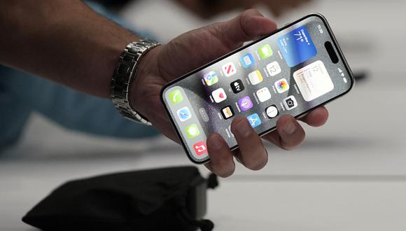 Expertos han recomendado que las personas preocupadas por la exposición a la radiación de su celular usen audífonos o cambien a mensajes por texto. (Foto AP/Jeff Chiu)