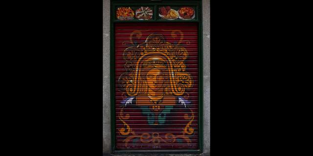 FOTO 4 | En esta imagen, tomada el 19 de abril de 2020, detalle de la persiana de un restaurante cerrado durante el brote de coronavirus, en Madrid, España. La Confederación Española de Comercio, que representa a miles de pequeños negocios, dijo que hasta el 30% de sus negocios echarán el cierre definitivo a menos que reciban ayudas gubernamentales. (AP Foto/Bernat Armangue)