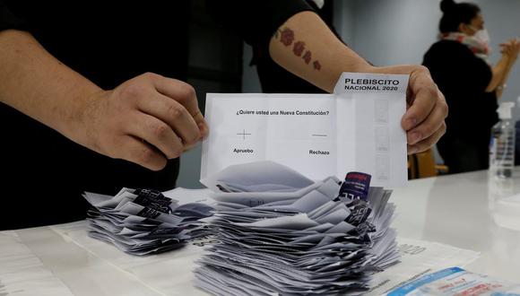Primer plano de un voto a favor del Apruebo en el Plebiscito Nacional de Chile
