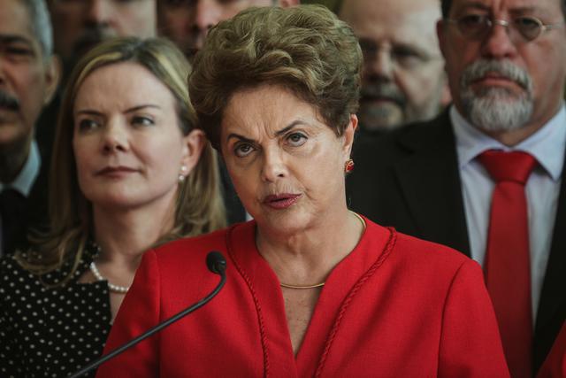 Foto 1 | Brasil: Tras la revelación del pago de coimas de Petrobras, la Corte Suprema ordenó el allanamiento de las oficinas del Partido de los Trabajadores de la expresidenta de Brasil, Dilma Rousseff y Lula da Silva.