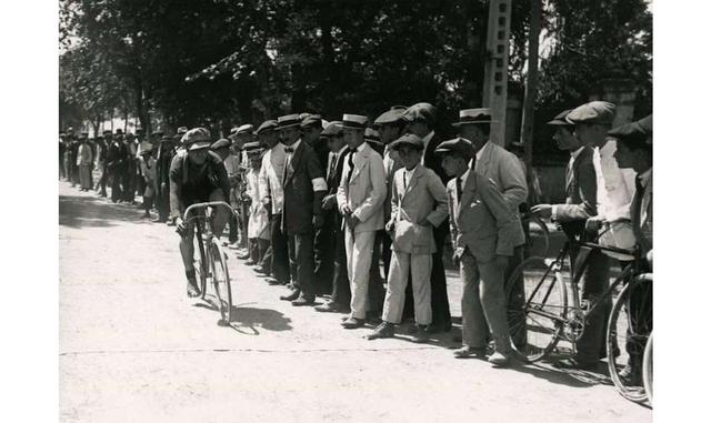 Prueba ciclista celebrada en sevilla en 1919.
