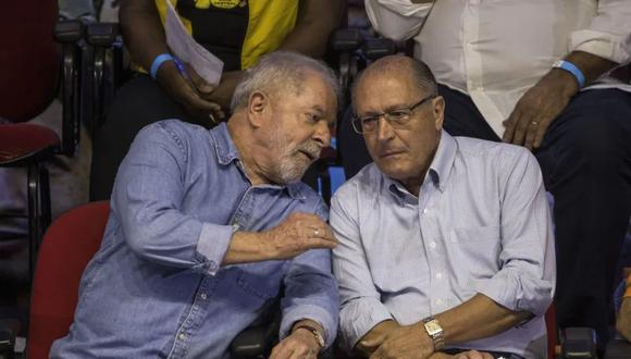 El favorito a la presidencia estuvo acompañado de su compañero de fórmula, Geraldo Alckmin, el ex ministro de Educación Fernando Haddad, que se postula para gobernador del estado de São Paulo, y el economista Aloizio Mercadante, quien coordina su programa económico.