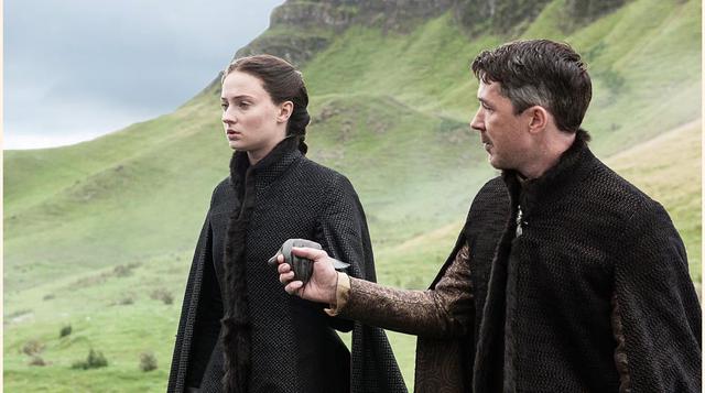 En lugar de con Ramsay Bolton, en los libros Sansa está a punto de casarse con el primer heredero de la Casa Arryn. Bueno, el primero que no es el príncipe heredero, que previsiblemente morirá en circunstancias sospechosas. Meñique la presenta como su hij