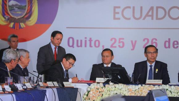 El ministro de Transportes, Edmer Trujillo, suscribió el convenio con el viceministro de Telecomunicaciones y de la Sociedad de la Información de Ecuador, Alberto Jácome. (Foto: Difusión)