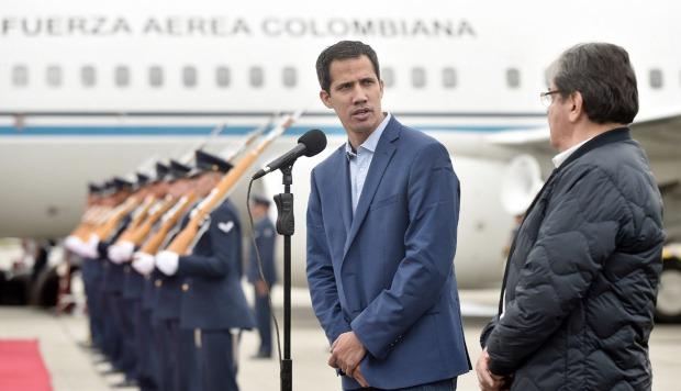 El jefe de la Asamblea Nacional de Venezuela, Juan Guaidó ofrece declaraciones acompañado del canciller colombiano, Carlos Holmes Trujillo, a su llegada al Aeropuerto Internacional El Dorado de Bogotá. (Foto y video: EFE)
