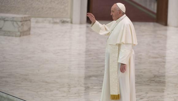 El papa Francisco saluda a los peregrinos durante su audiencia general de los miércoles en el Aula Pablo VI en la Ciudad del Vaticano. (EFE/EPA/MAURIZIO BRAMBATTI).