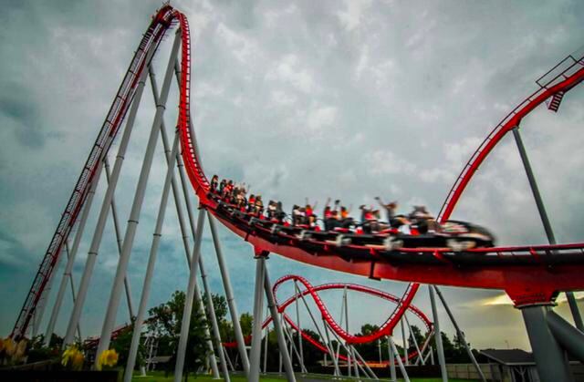 FOTO 21 | COMPRA PASES PARA PARQUES TEMÁTICOS DE VARIOS DÍAS Y PROGRAMA TU VIAJE ESTRATÉGICAMENTE.  Como cualquier padre puede atestiguar, llevar a los niños a los parques temáticos populares como Disney o Six Flags puede sumar gastos rápidamente a una factura alta. Sin embargo, una manera simple de ahorrar es reservar un pase de varios días. Por ejemplo, con la alternativa de comprar boletos Park Hopper Option (Opción para el visitante del parque) de un día de Disney los precios comienzan en 99.50 dólares al día. Pero si compras un pase de cinco días, los precios comienzan en 74 dólares por día, lo que puede significar un gran ahorro si viajas con una familia de cuatro. Otro truco fácil para optimizar los ahorros es visitar en horas de menor actividad. En lugar de planear unas vacaciones de invierno en Disney, planea un viaje a mitad de semana en septiembre, cuando los niños vuelvan a la escuela y las multitudes (y los precios) se disipen. (Foto: Getty)